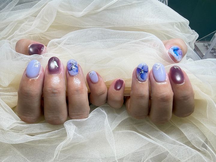NICENAILのお客様施術 ラベンダーとボルドーのフラワーペイント
