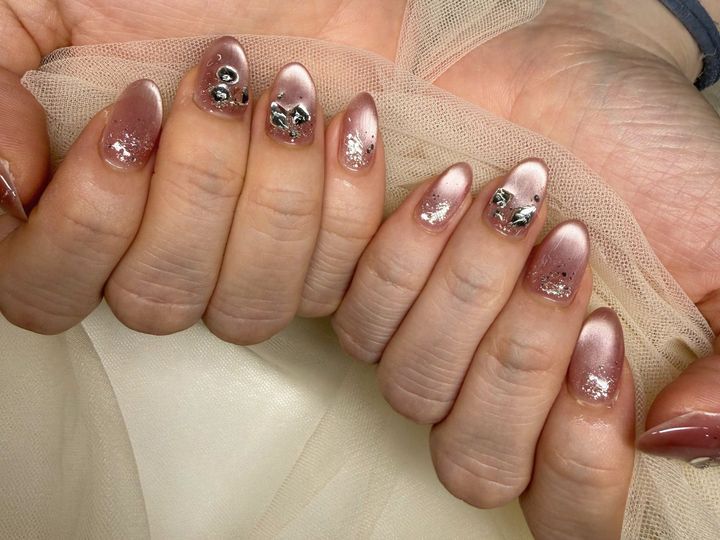 NICENAILのお客様施術 ベージュピンクのラメグリッター