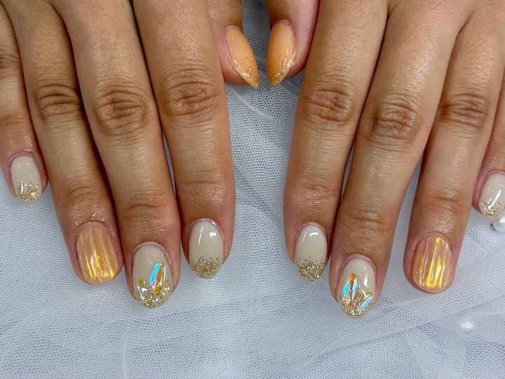 NICENAILのお客様施術 ベージュのラメ・オーロラグラデーション