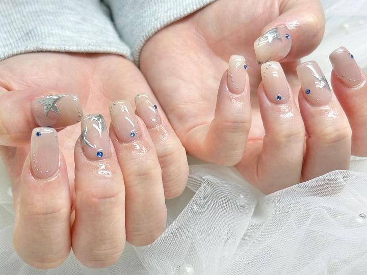 NICENAILのお客様施術 クリアベースのシアー・スター装飾
