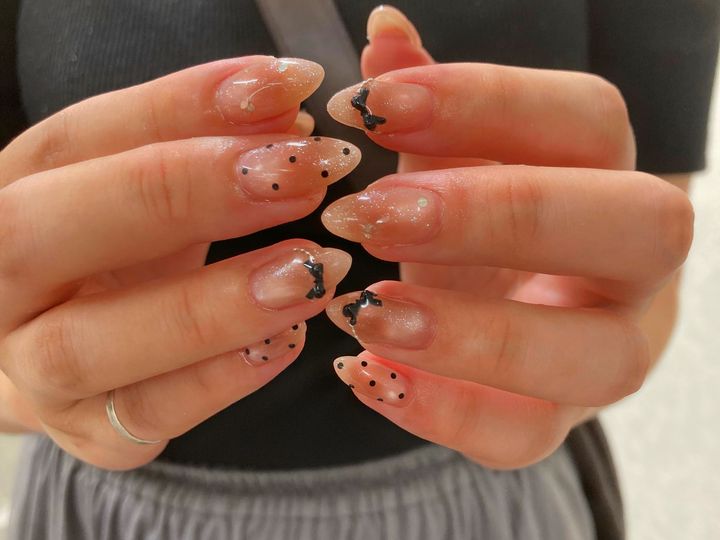 NICENAILのお客様施術 クリアコーラルのドット柄ニュアンス