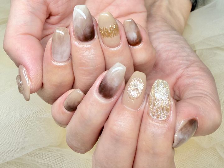 NICENAILのお客様施術 ベージュグラデーション×ゴールドグリッター