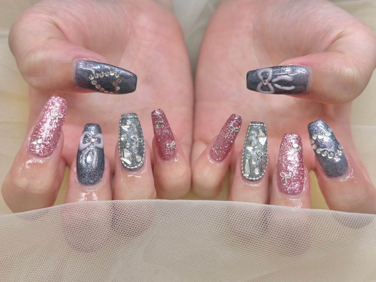 NICENAILのお客様施術 ピンク×グレーのグリッターミックス