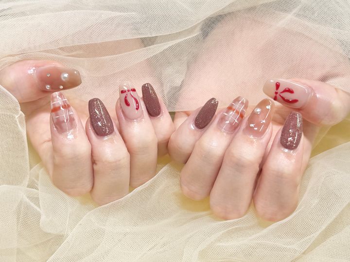 NICENAILのお客様施術 くすみピンク×ボルドーのビジュー混合