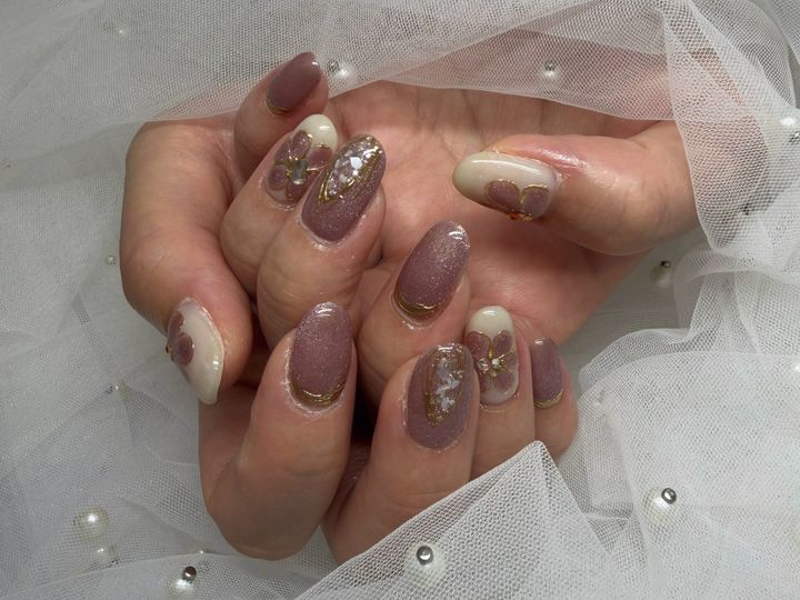NICENAILのお客様施術 くすみレッドのフレンチ×ゴールドグリッター