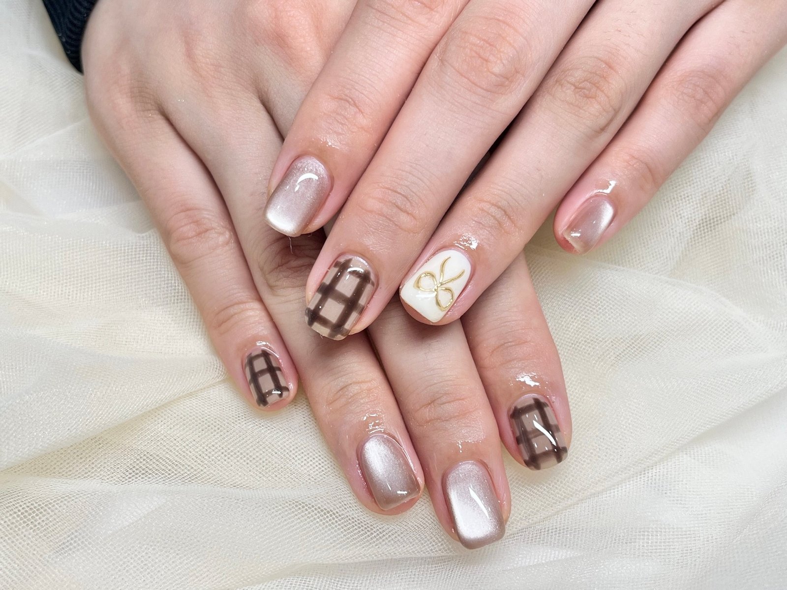 NICENAILのお客様施術 ベージュピンクのチェック×フラワー