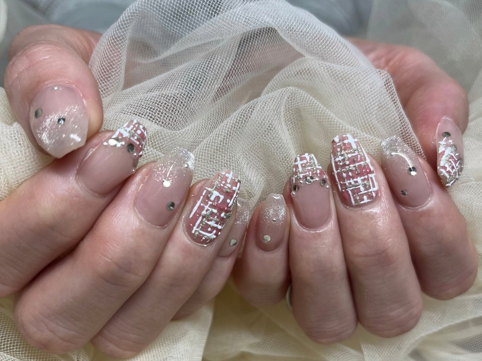 NICENAILのお客様施術 ベージュのビジュー・ストーン×チェック