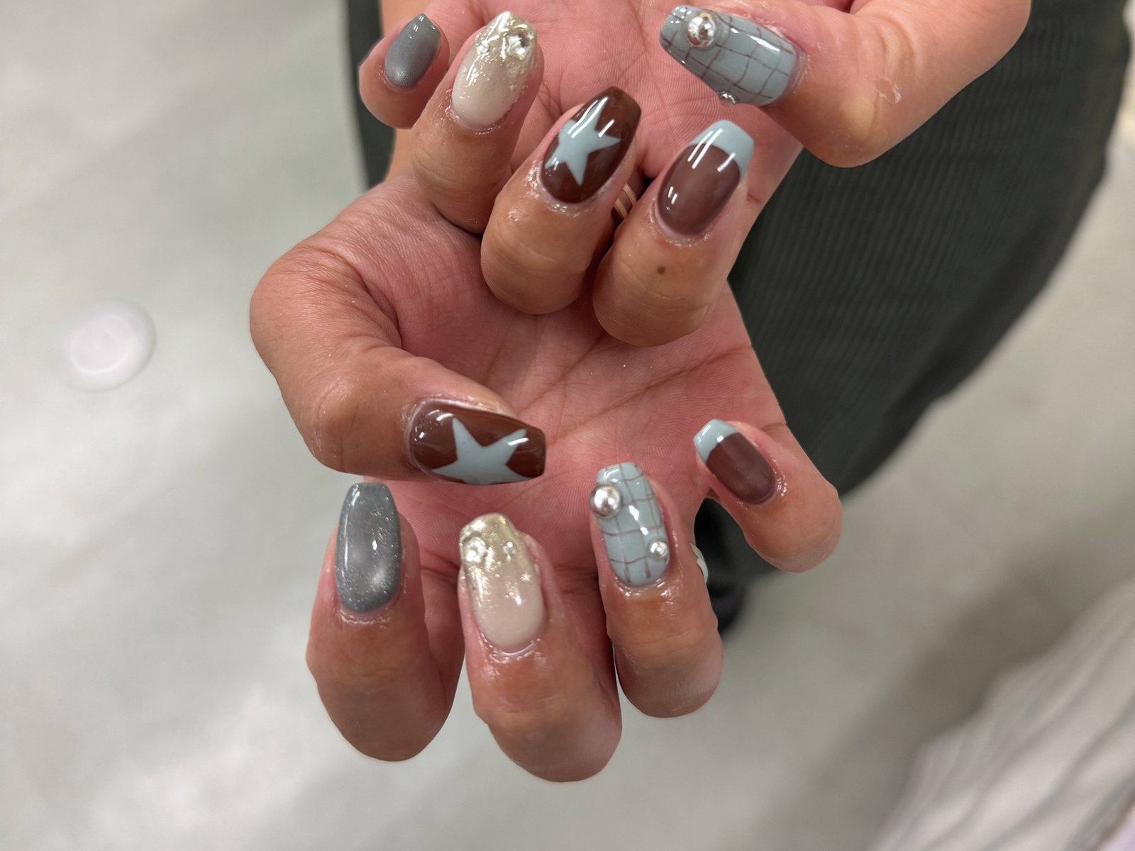 NICENAILのお客様施術 グレー×ボルドーのミラーニュアンス