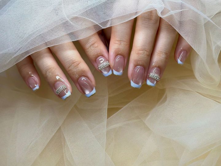 NICENAILのお客様施術 くすみピンクのキラキラフレンチ