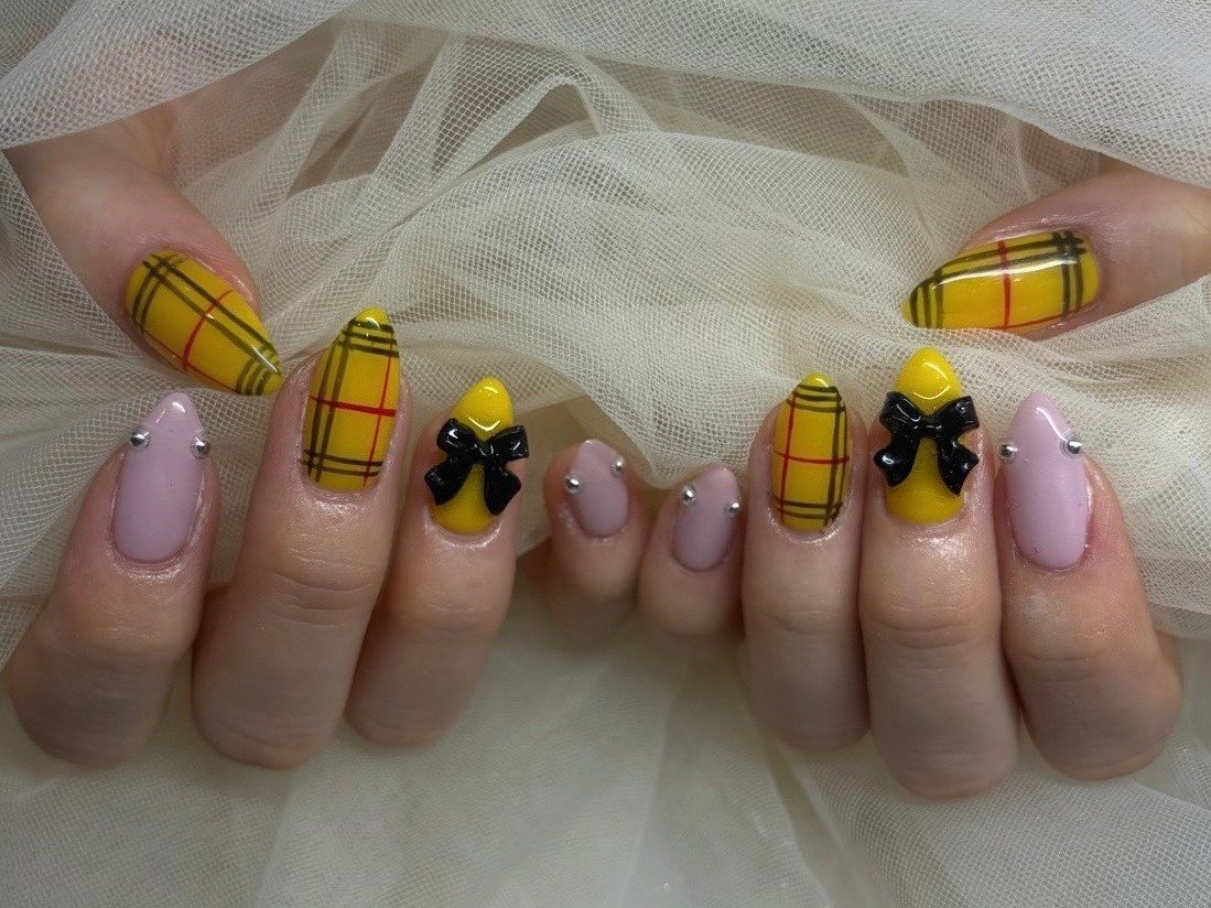 NICENAILのお客様施術 黄色のチェック×ラベンダーのワンカラー