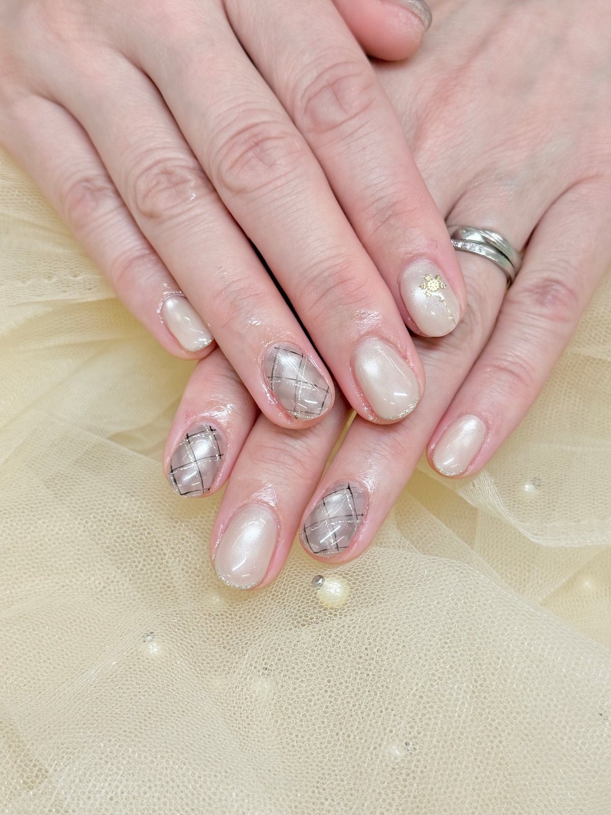 NICENAILのお客様施術 ベージュピンクのチェック柄デザイン