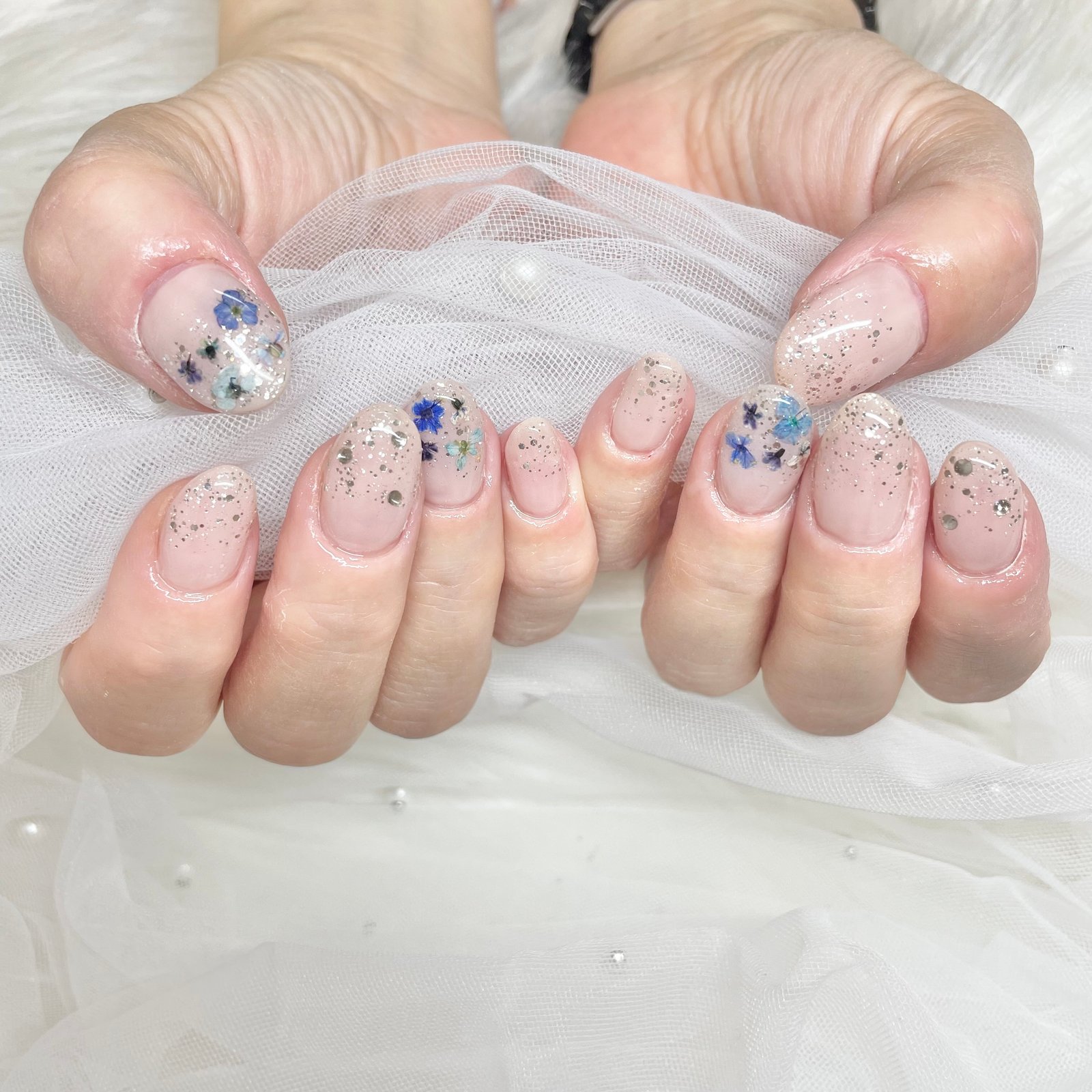 NICENAILのお客様施術 ベージュピンクのラメ・ドライフラワー