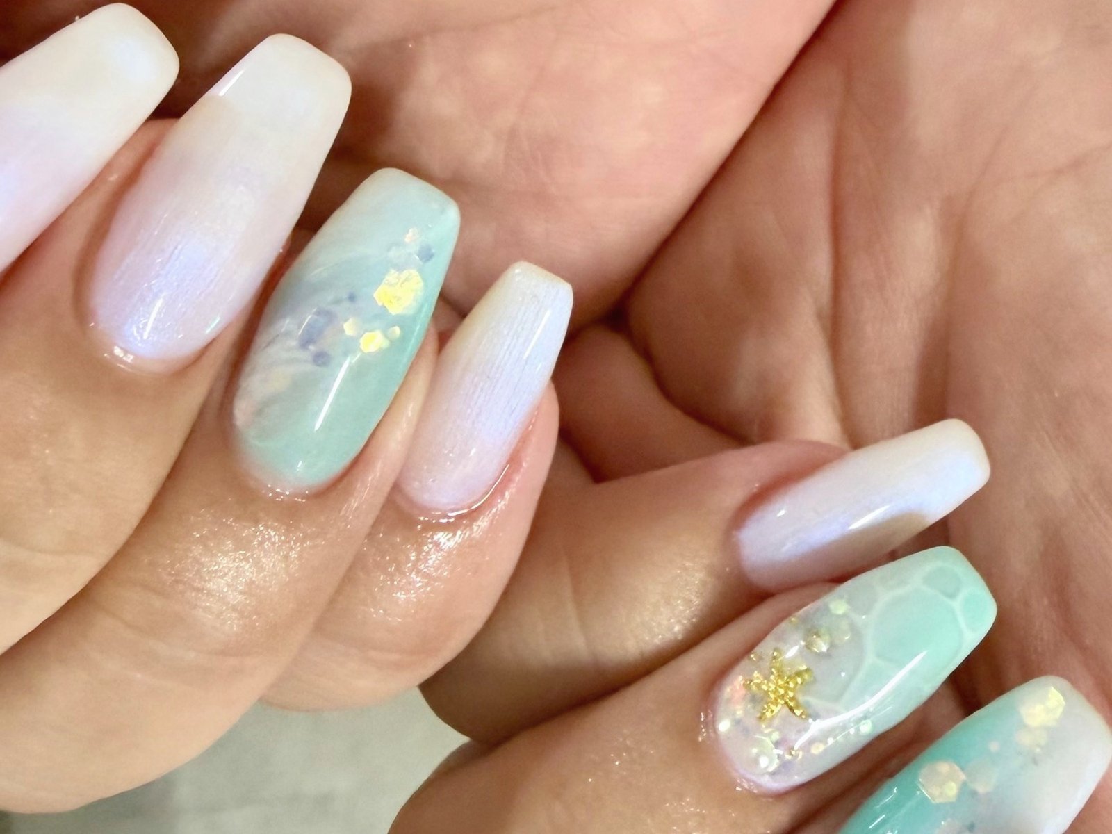 NICENAILのお客様施術 白×ミントグリーンのグラデーションラメ