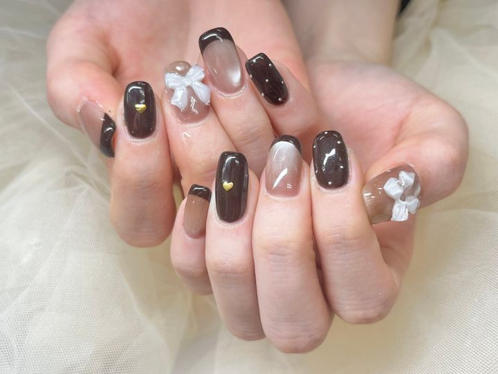 NICENAILのお客様施術 ブラウンベースの白い花デザイン
