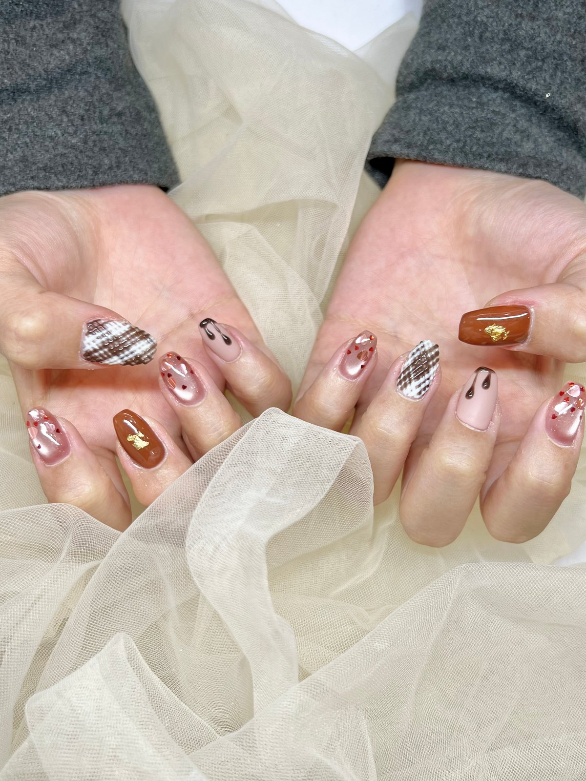 NICENAILのお客様施術 ベージュ×ブラウンのチェック&フラワー