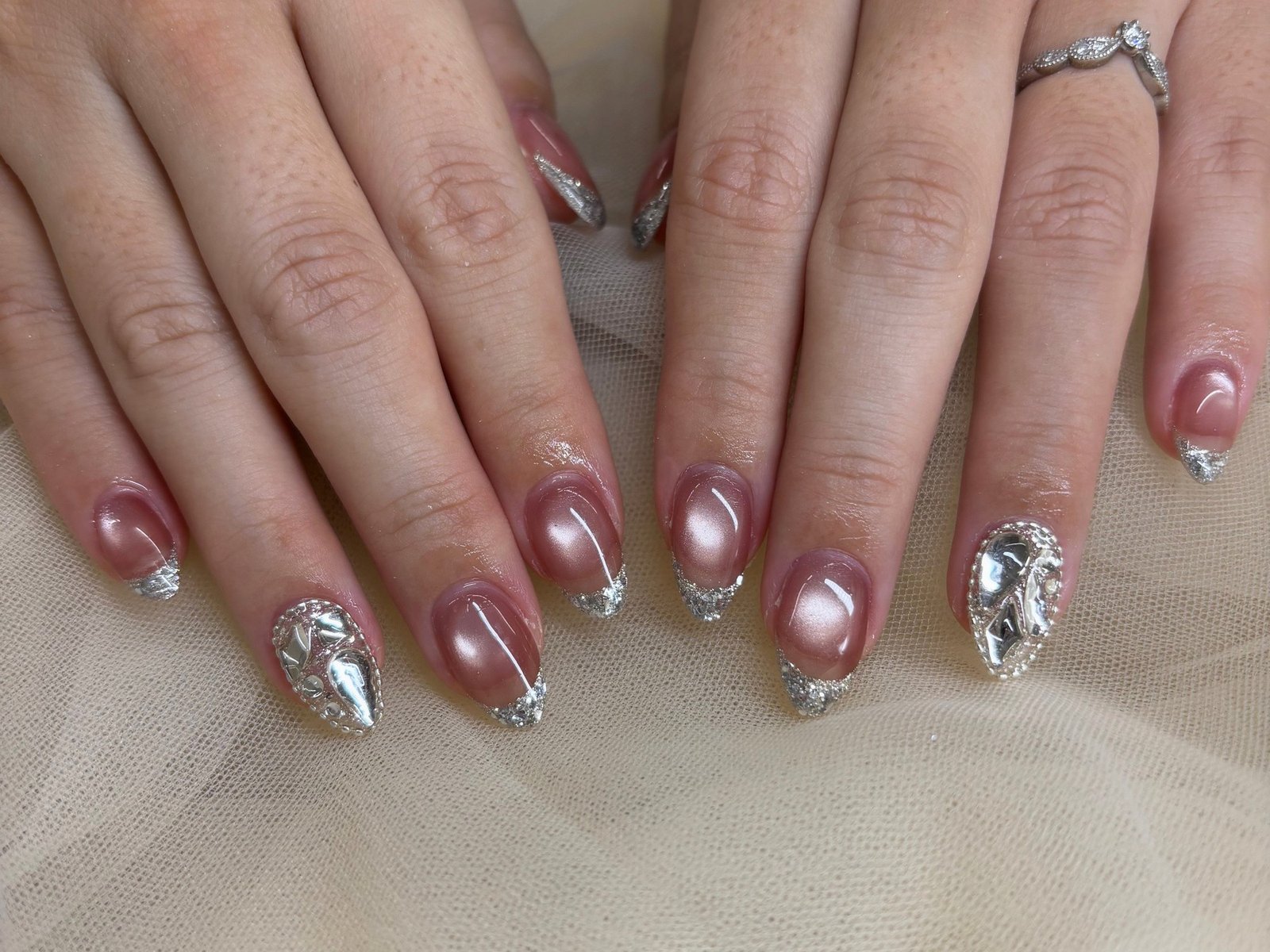 NICENAILのお客様施術 マロンピンクのビジュー装飾ネイル