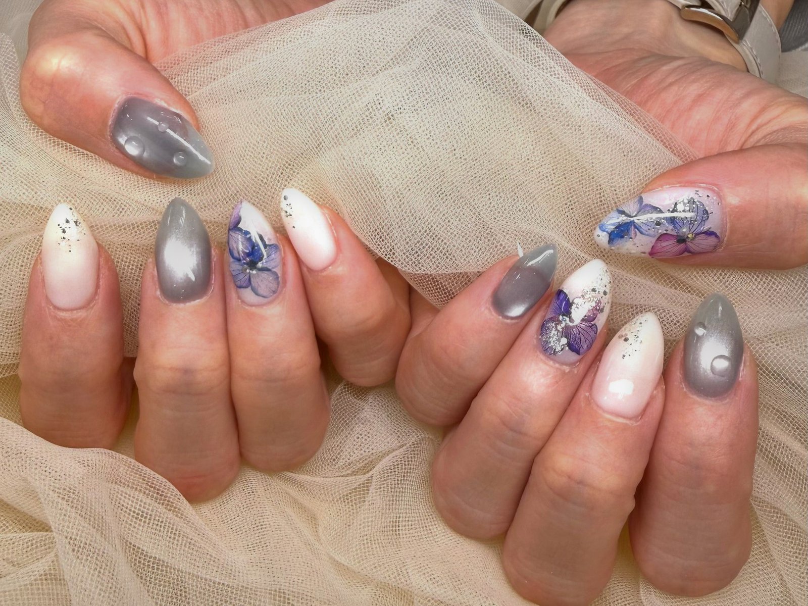 NICENAILのお客様施術 グレー×紫のフラワーアート
