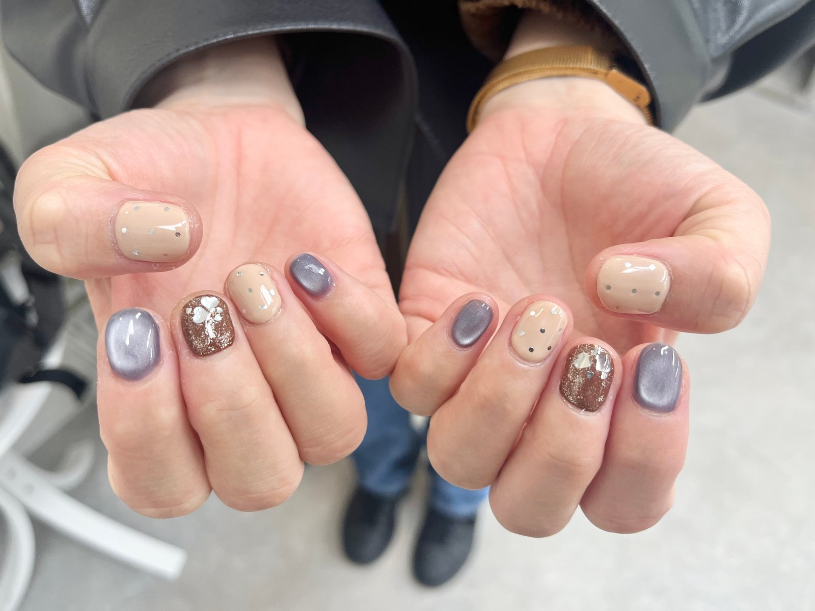 NICENAILのお客様施術 ベージュ×紫グレーのドット＆ラメ