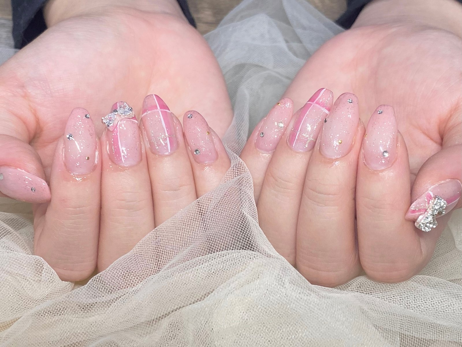 NICENAILのお客様施術 薄ピンクのラメビジューネイル
