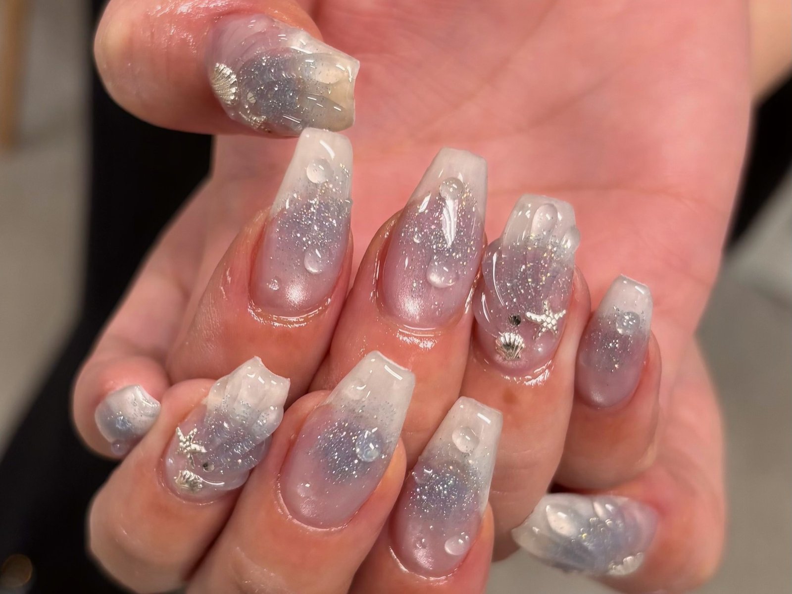 NICENAILのお客様施術 ピンクベージュのシアーグリッター