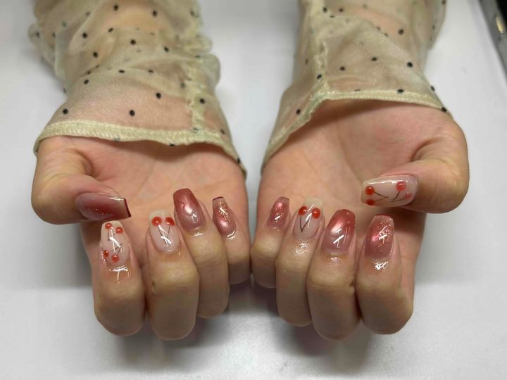 NICENAILのお客様施術 ベージュ×テラコッタのドットラメ