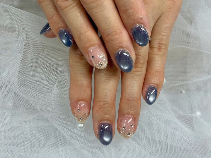 NICENAILのお客様施術 ネイビーベージュのミラーグリッター