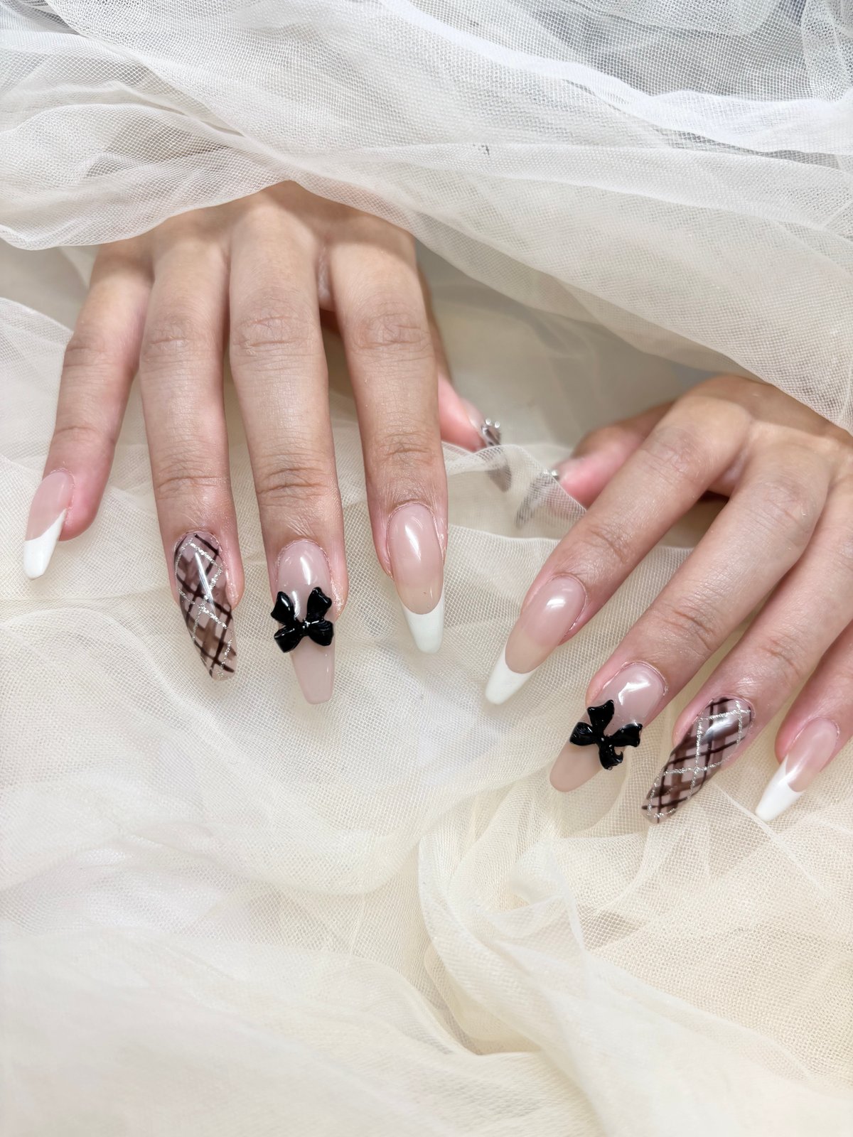 NICENAILのお客様施術 ピンク×白グラデのリボンチェック