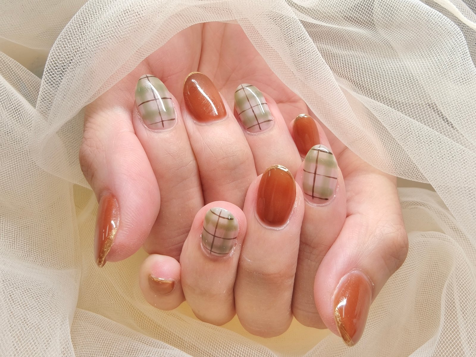 NICENAILのお客様施術 ベージュピンクの赤チェック