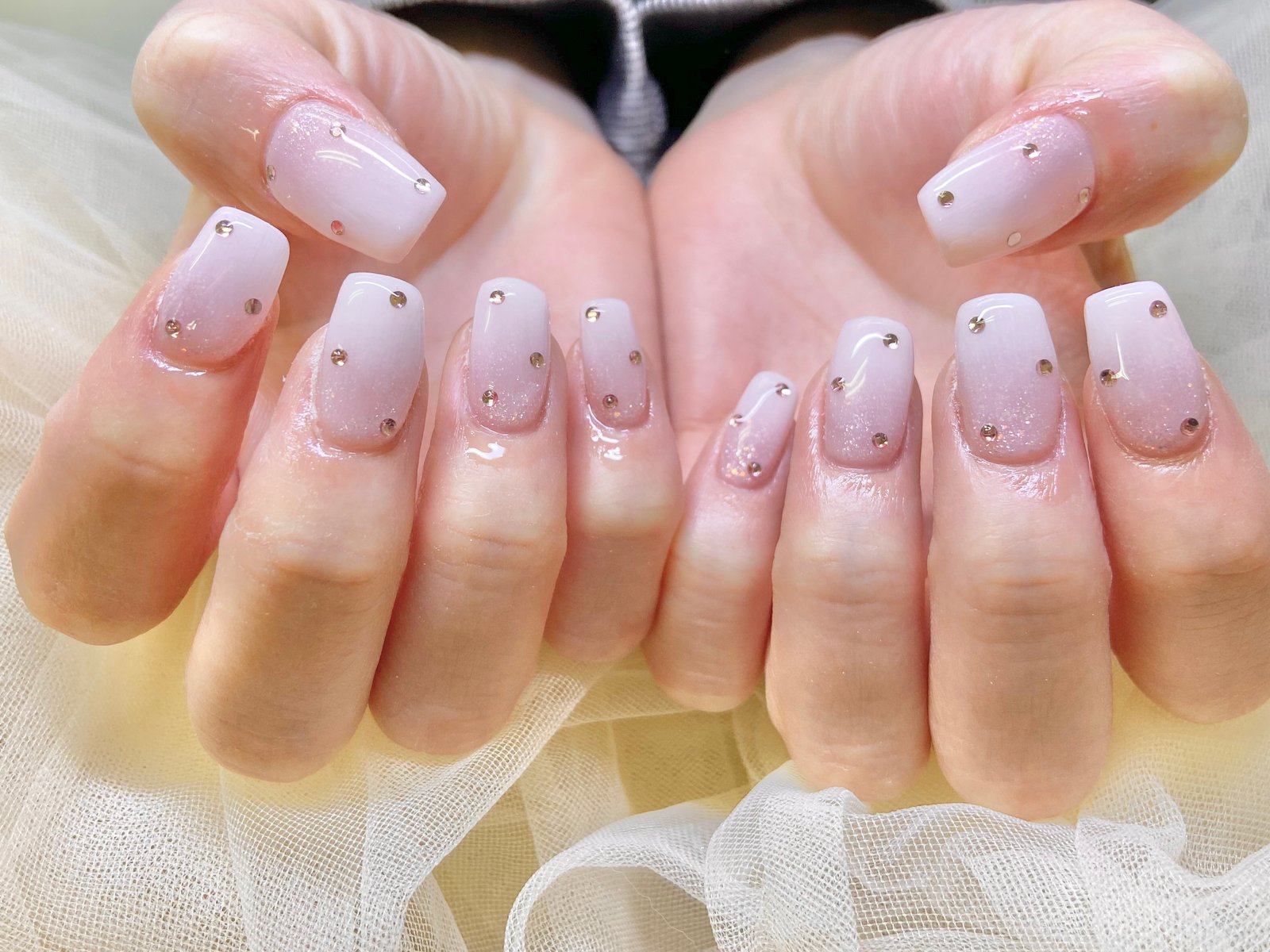 NICENAILのお客様施術 ヌーディピンクのビジュー装飾