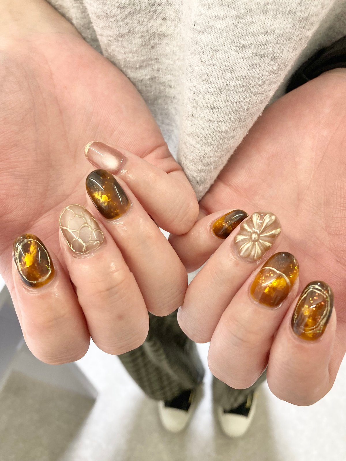 NICENAILのお客様施術 ベージュゴールドの鼈甲フラワーネイル