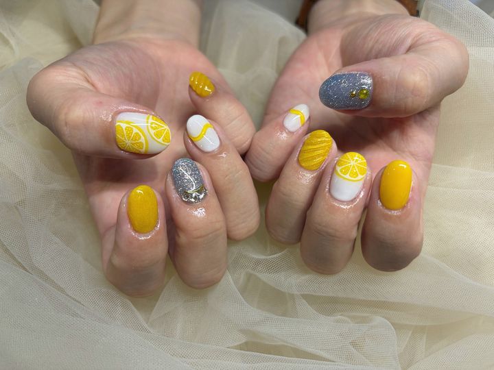 NICENAILのお客様施術 イエローのグラデーションラメ