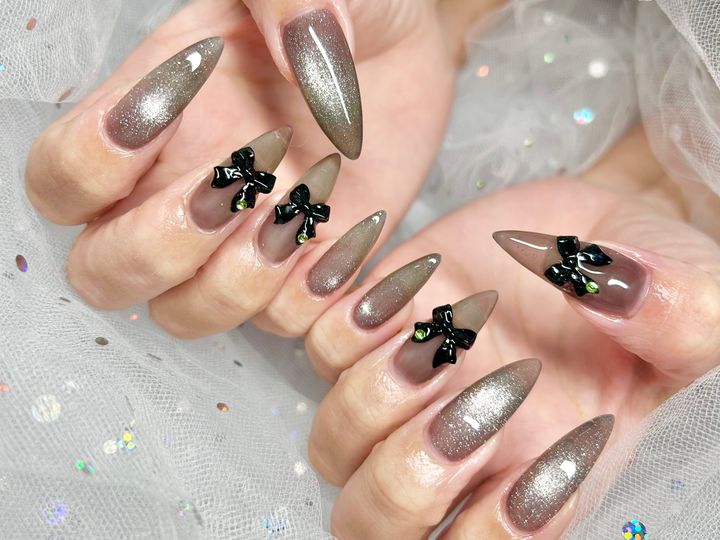 NICENAILのお客様施術 グレーブラウンのラメ×リボンパーツ