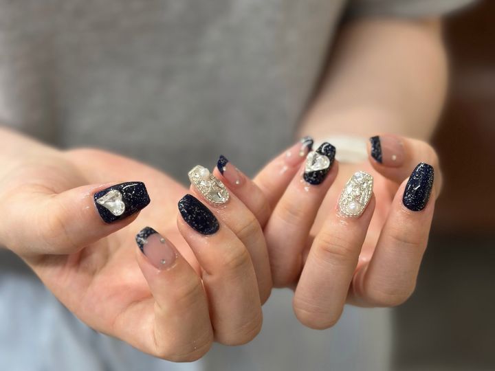 NICENAILのお客様施術 紺×ベージュのグリッターストーン