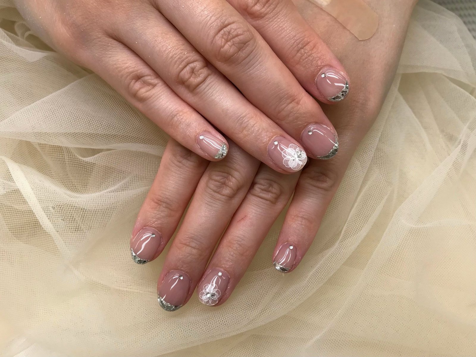 NICENAILのお客様施術 透明感ベージュのラメグリッター