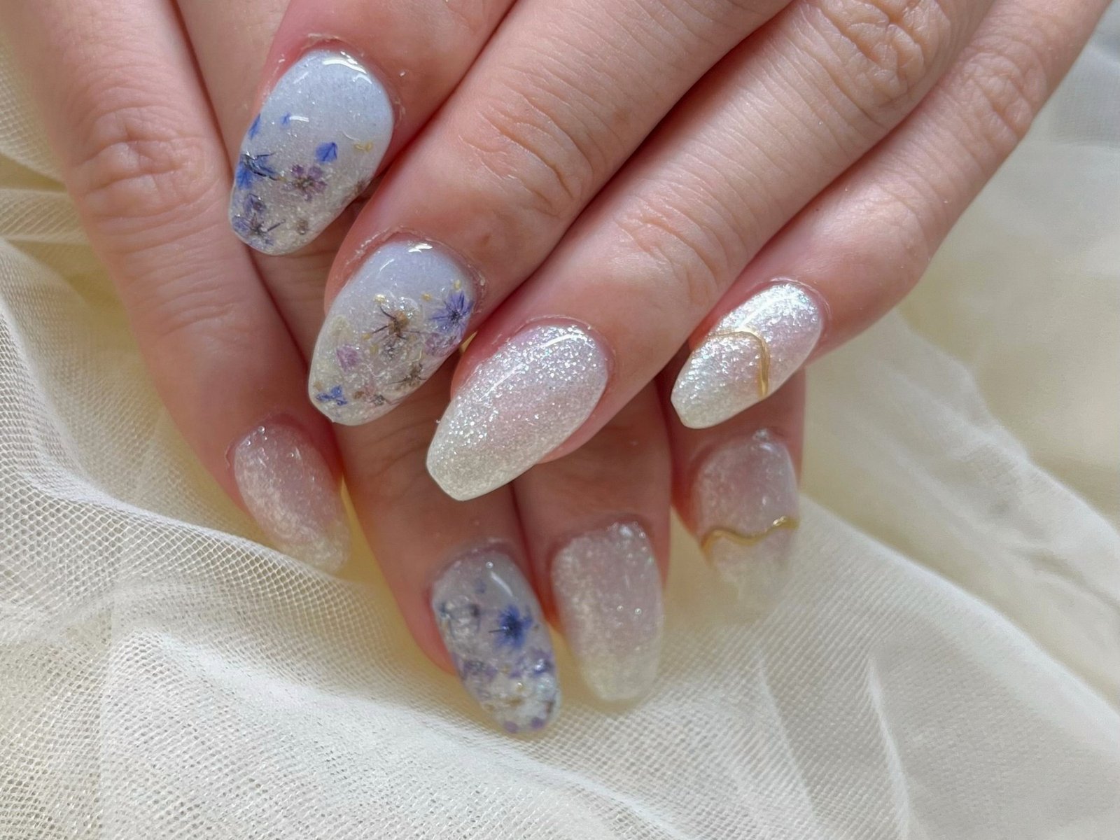 NICENAILのお客様施術 ベージュのラメフラワーネイル